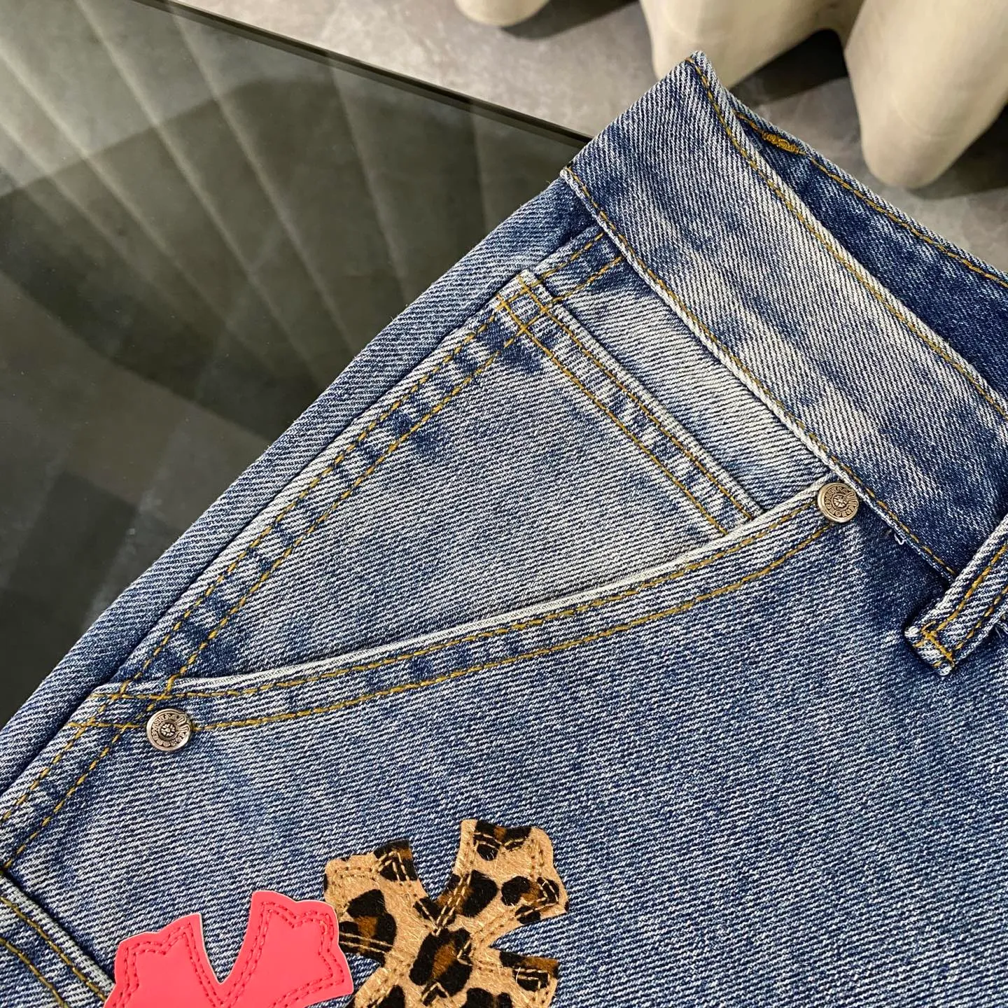 P270 CH Chromehearts Malaysia-limited leopard print cross patchwork leather workwear jeans and logging pants. The counter price is 34W level. The patchwork cross pattern is embellished and the jeans are washed! ! An absolutely high-end luxury product, a 1.9W-level god-level single product, a super popular product, made by top heavy industry, a magic weapon that cannot be missed! [About Zangyin] This is an extremely luxurious fashion brand that can also be called the aristocracy of the high street. It has always been an exclusive brand for some hipsters or rich second generations. Compared with ordinary high streets, it is more luxurious and noble. Compared with luxury brands, it is more fashionable and individual. It has always been a brand that I have a special liking for. [Top heavy industry fashion design] Consistently high-street luxury style. Speaking of this style, the Zangyin family and GU family are definitely the leading representative brands. Especially the Zangyin family has really achieved a state-of-the-art effect in creating high-street style. The unique washed material is used to create this style. The color system is already quite eye-catching. After it is decorated with patchwork cross flowers, it cleverly highlights the charm of the brand. Secondly, this style uses classic The high-waist cutting design highlights the long legs and fashionable temperament of the upper body. The brand is highly recognizable and the slim fit configuration is more suitable for daily wear. It is a product that interprets personality, fashion, and specifications at a glance. This single product is enough to make any fan excited. It can be a white T-shirt for a youthful college style, or a tight suspender for a royal style. It has strong matching ability and can be easily controlled by men.  [Materials and craftsmanship] Needless to say, this point goes without saying. As an excellent craftsman brand, Zangyin’s requirements for details and craftsmanship are really perfect. The washed color of this model has gone through so many processes, not to mention the embellishment of denim appliques. It is also purely hand-made and sewn. Just like what they believe in, only hand-made things have soul and have the meaning of wear. A top-notch heavy-duty fashionable denim item, I look forward to your perfect interpretation! !  Color: blue Size: 28-36